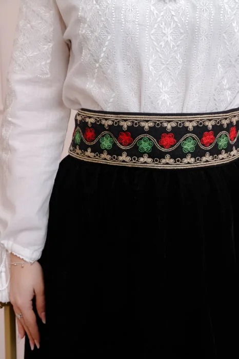 Brau traditional negru cu motiv floral multicolor Ioana