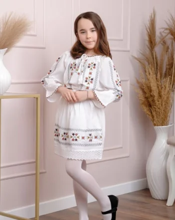 Compleu traditional alb pentru fetite cu motiv floral multicolor Romanita