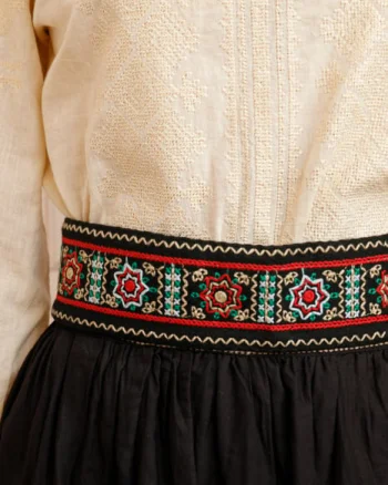 Brau traditional negru cu motiv floral multicolor Emanuela