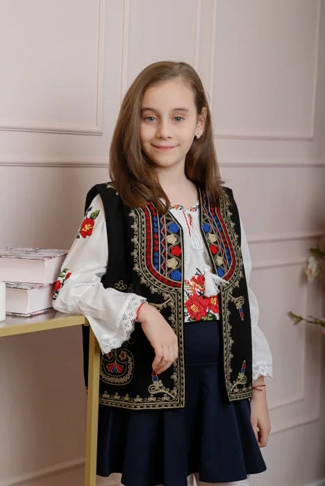 Vesta traditionala neagra pentru fetite cu broderie florala multicolora Catalina 02