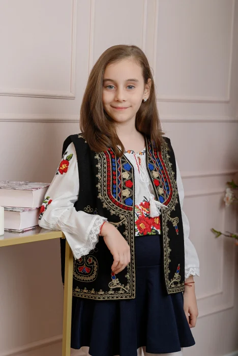 Vesta traditionala neagra pentru fetite cu broderie florala multicolora Catalina 02