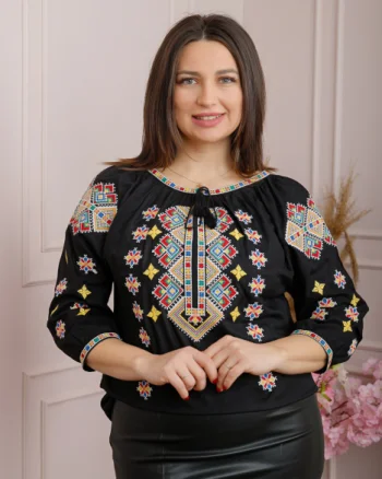 Bluza neagra cu motiv geometric multicolor Iuliana