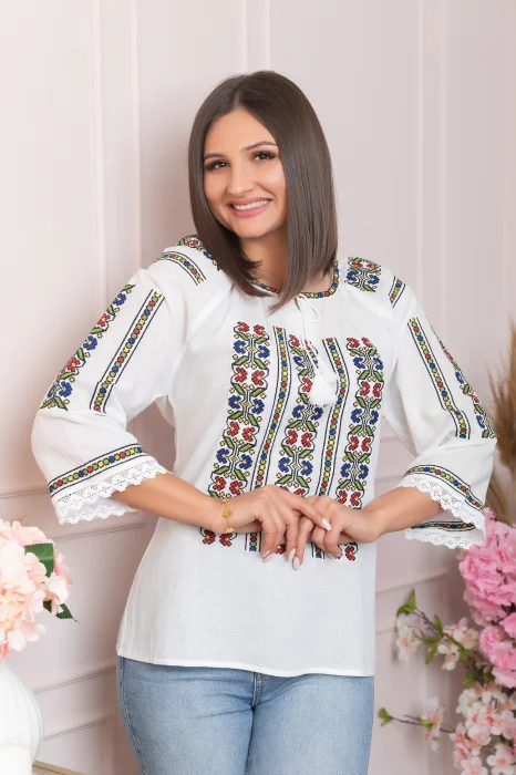 Ie traditionala alba cu motiv geometric multicolor Geanina 02
