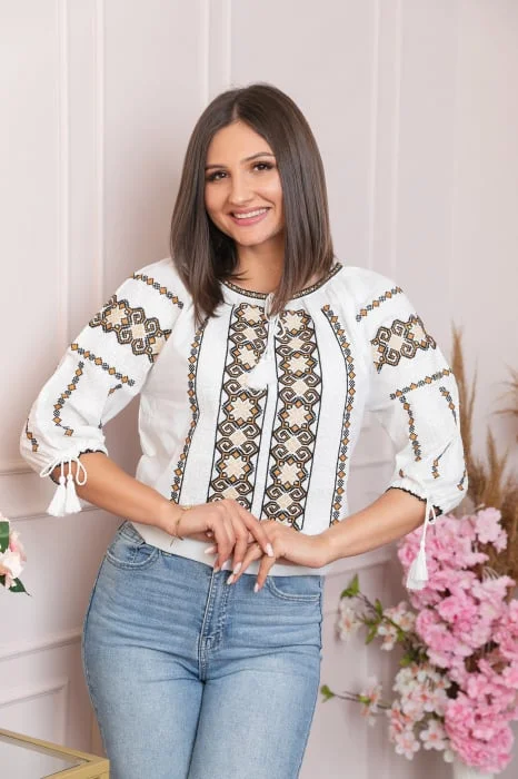 Ie traditionala alba cu motiv geometric maro Lucia