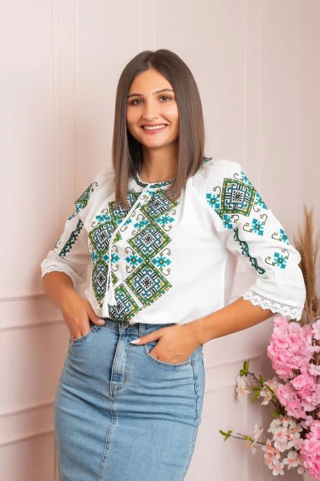 Ie traditionala alba cu motiv geometric turcoaz Alisa