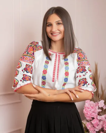 Ie traditionala alba cu motiv floral multicolor Iasmina