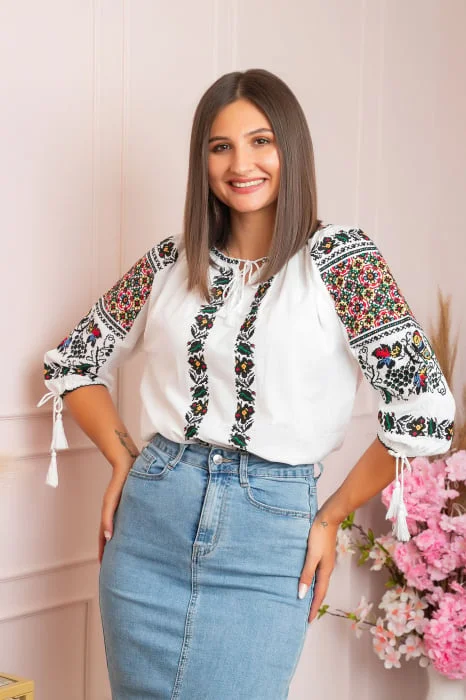 Ie traditionala alba cu motiv floral multicolor Georgeta