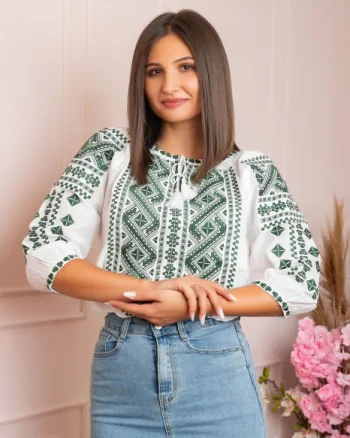 Bluza alba cu motiv geometric verde Minerva 02