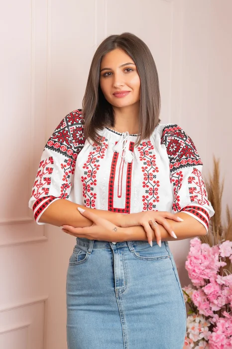 Ie traditionala alba cu motiv floral rosu Marta