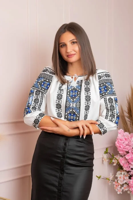 Ie traditionala alba cu motiv geometric albastru Ingrid 02