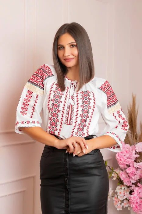 Ie traditionala alba cu motiv geometric rosu Calina