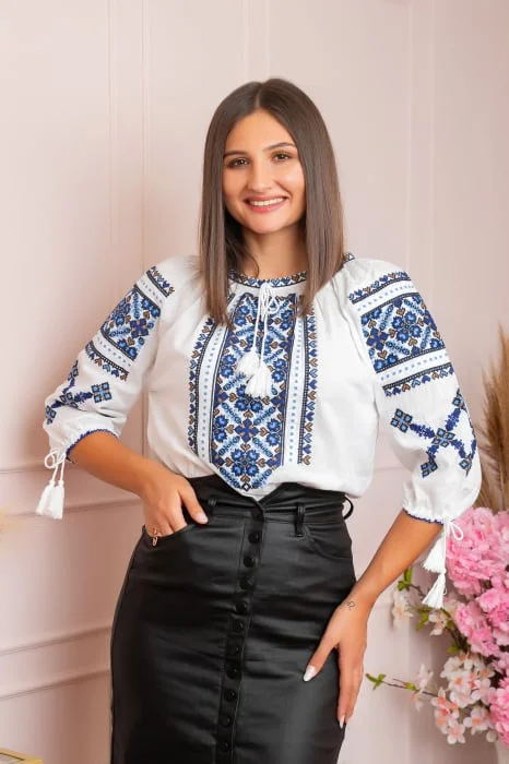 Ie traditionala alba cu motiv floral albastru Petronela 06