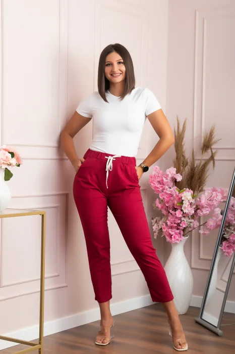 Pantaloni conici Tessa din bumbac cu snur in talie - Grena