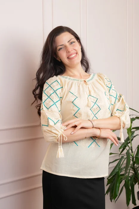 Bluza tip ie crem cu motiv geometric turcoaz Celestina