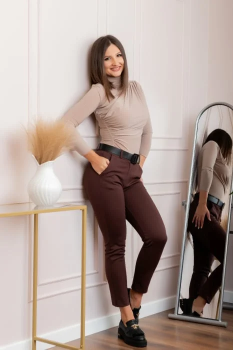 Pantaloni slim maro cu talie inalta si curea lata