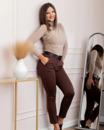 Pantaloni slim maro cu talie inalta si curea lata