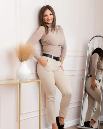 Pantaloni slim bej cu talie inalta si curea lata