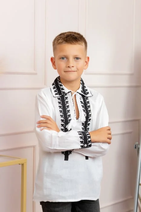 Camasa traditionala de baieti alba cu motiv geometric negru Ivan