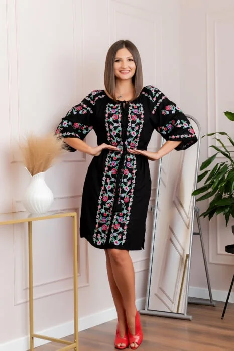 Rochie traditionala neagra cu motiv floral multicolor Gisela 01