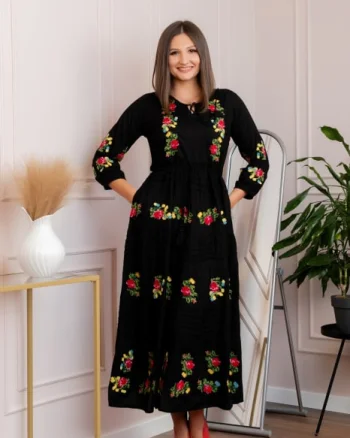 Rochie traditionala neagra cu motiv floral multicolor Maria