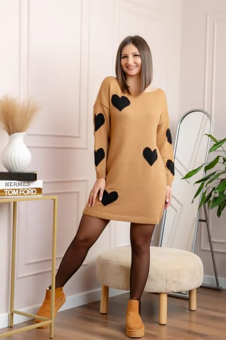 Pulover lung bej cu inimioare negre