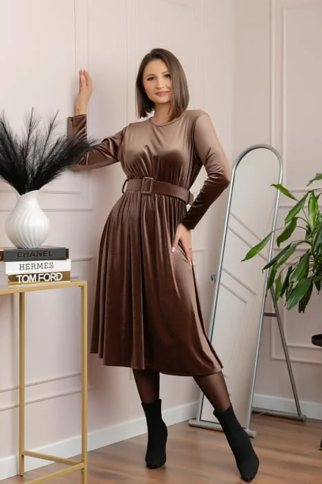 Rochie maro din catifea cu centura in talie