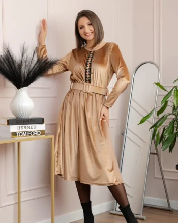 Rochie din catifea Layla cu centura in talie si detaliu boho-floral - Camel