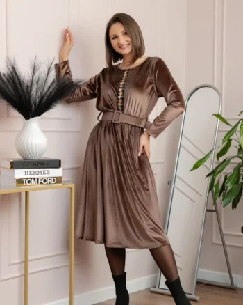 Rochie din catifea Layla cu centura in talie si detaliu boho-floral - Maro