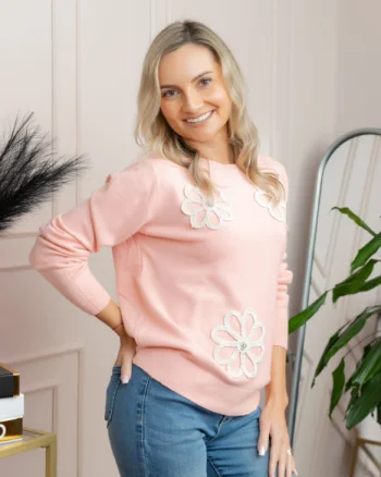 Pulover tricotat cu aplicatii florale Sally - Roz