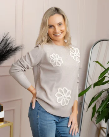 Pulover tricotat cu aplicatii florale Sally - Bej
