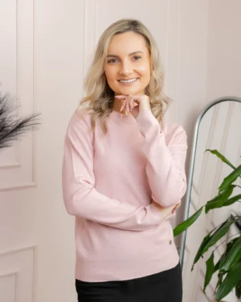 Pulover tricotat fin cu detalii ondulate Caroline - Roz