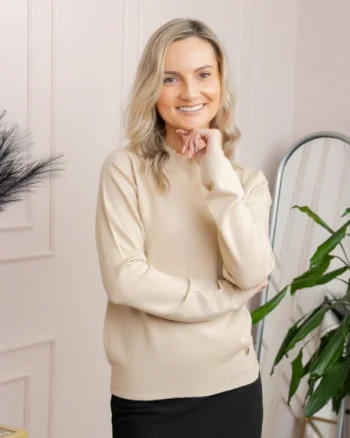 Pulover tricotat fin cu detalii ondulate Caroline - Crem