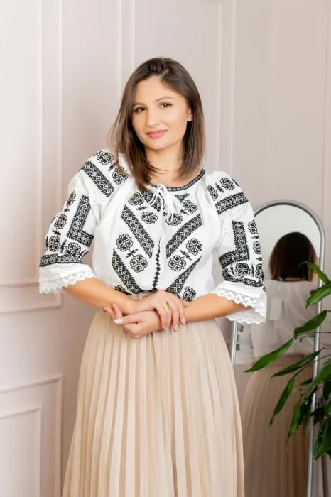 Bluza tip ie alba cu motiv geometric negru Doroteea