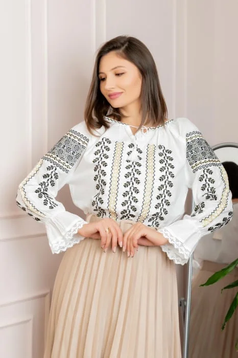 Ie traditionala alba cu motiv floral negru Iulica 02