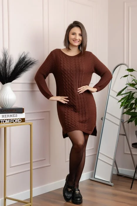 Pulover lung maro cu model impletit