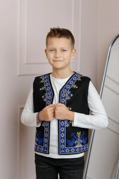 Vesta traditionala de baieti neagra cu broderie florala albastra Cezar