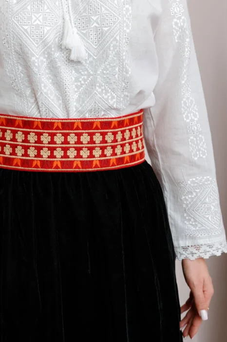 Brau traditional rosu cu motiv floral crem Ivona 01
