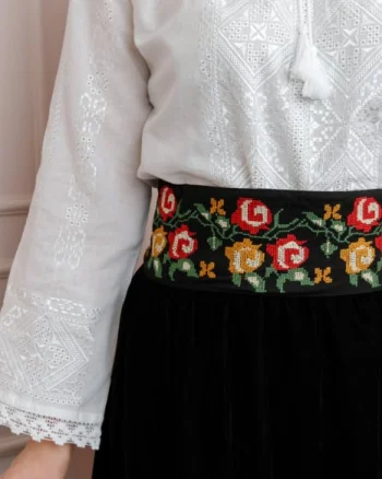 Brau traditional negru cu motiv floral multicolor Laura