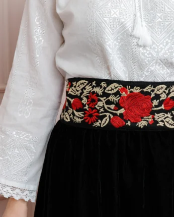 Brau traditional negru cu motiv floral rosu Flora