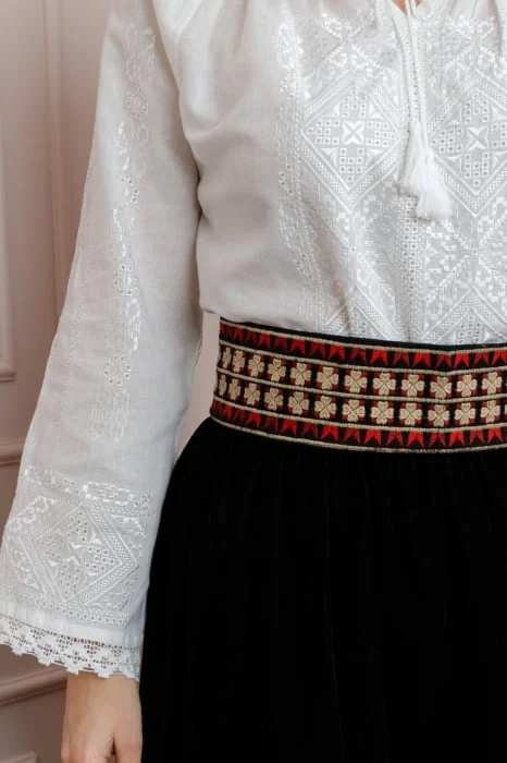 Brau traditional negru cu motiv floral crem Ivona 02