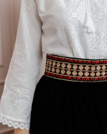 Brau traditional negru cu motiv floral crem Ivona 02