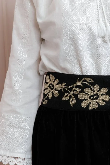 Brau traditional negru cu motiv floral crem Nicoleta