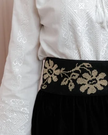 Brau traditional negru cu motiv floral crem Nicoleta