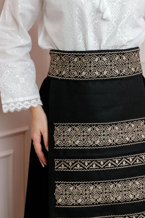 Brau traditional negru cu motiv floral auriu Ruxandra