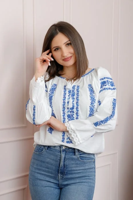 Bluza tip ie alba cu motiv floral albastru Cipriana 02