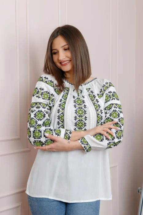 Bluza tip ie alba cu motiv geometric verde deschis Brigita 03