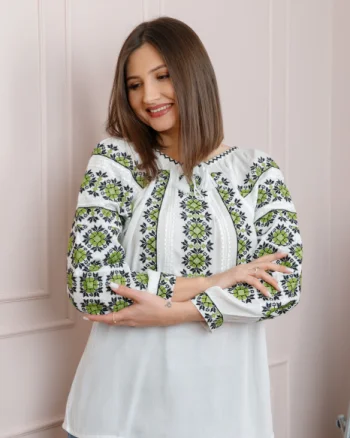 Bluza tip ie alba cu motiv geometric verde deschis Brigita 03
