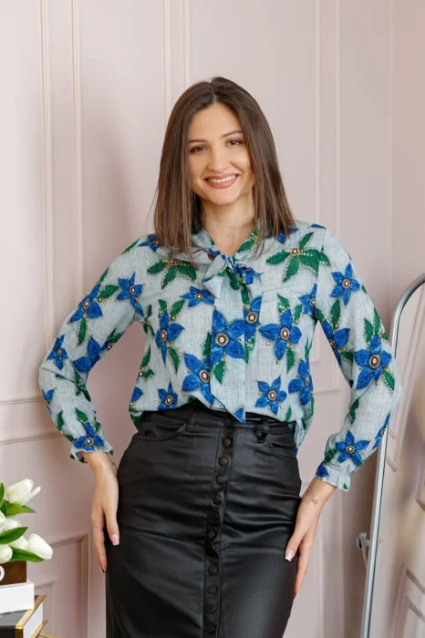 Bluza eleganta Nathalie cu funda la gat si imprimeu albastru si verde