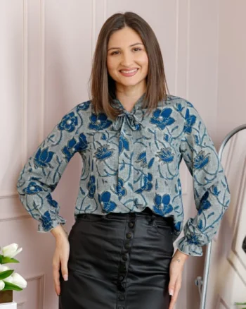 Bluza eleganta Nathalie cu funda la gat si imprimeu albastru pe fond gri