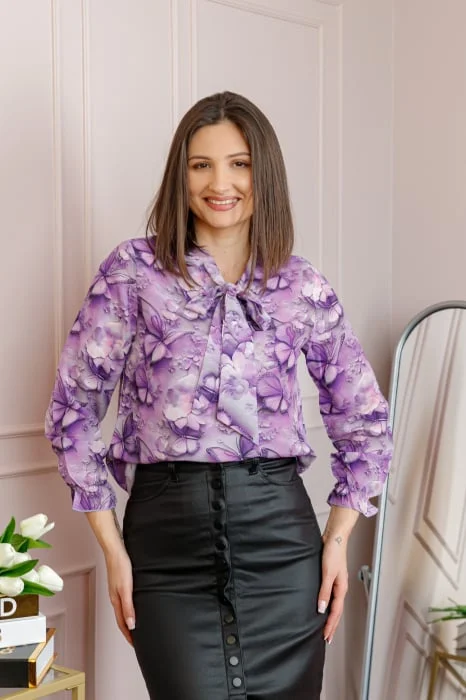 Bluza eleganta Nathalie cu funda la gat si imprimeu cu fluturi mov pastel